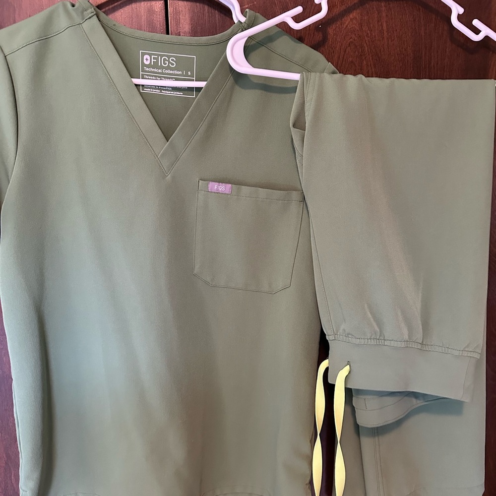 Figs women’s fern scrub set